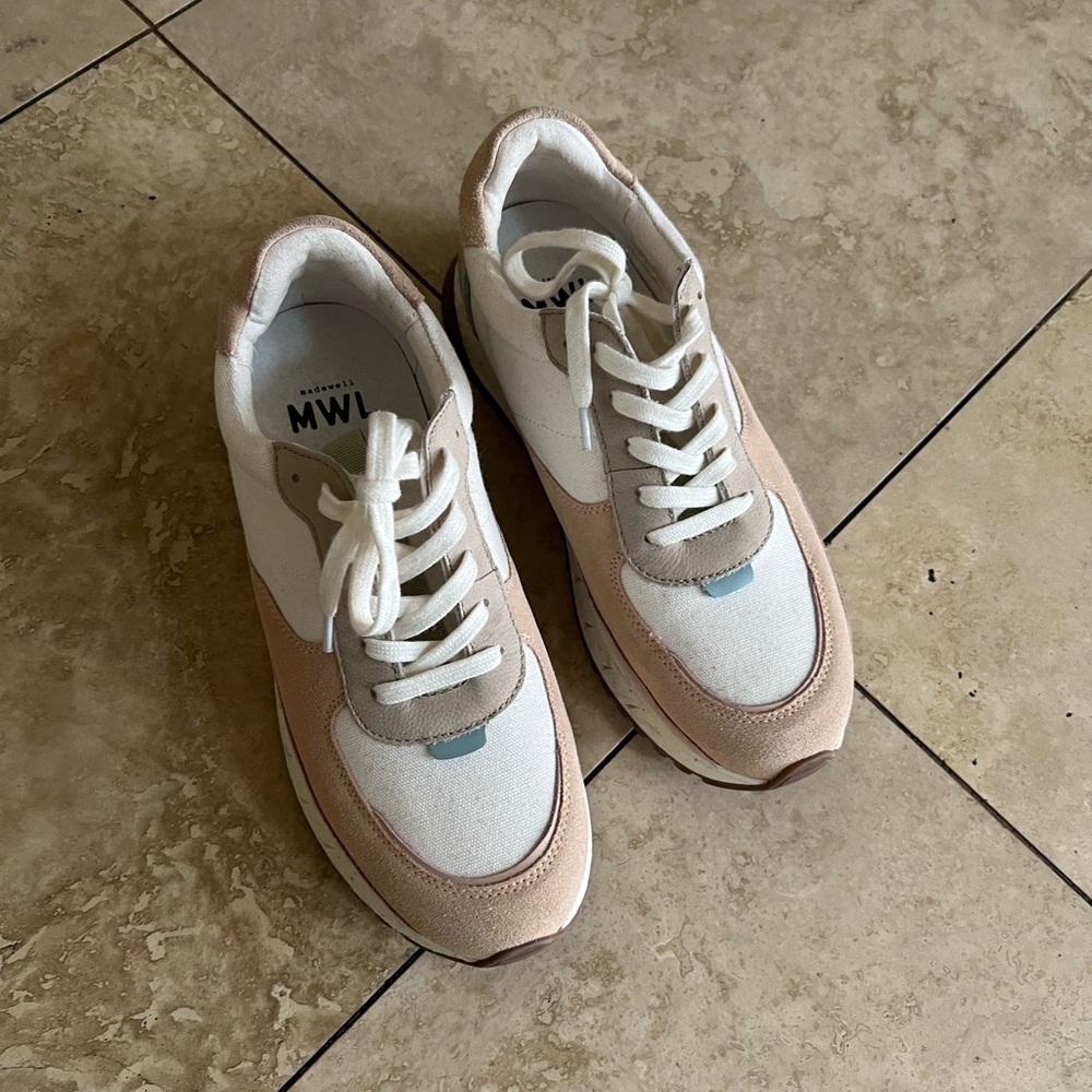 MWL tennis shoes. Sz 8.5. Worn once. Great condition.